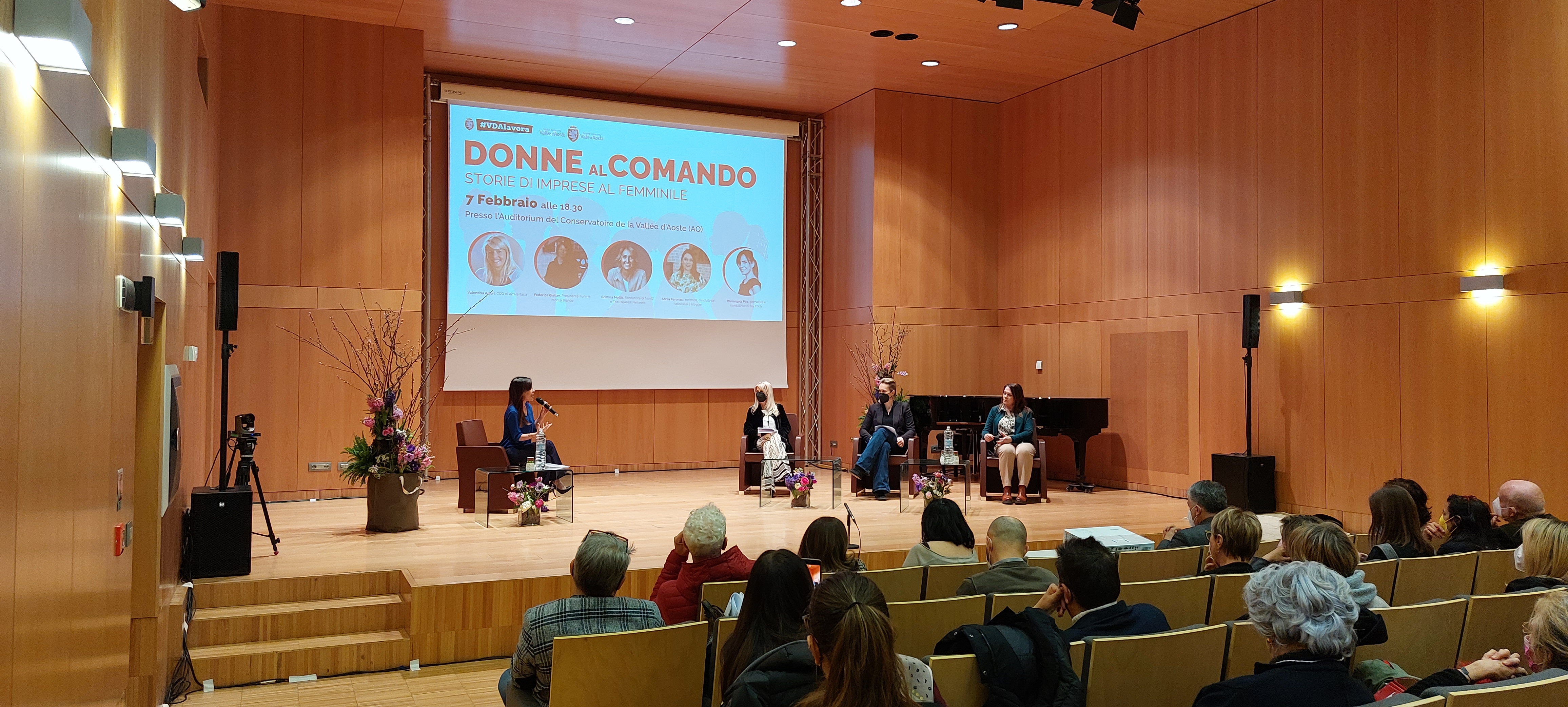 Foto del palco dell'evento con la moderatrice Mariangela Pira e le ospiti Valentina Astori, Cristina Mollis e Sonia Peronaci