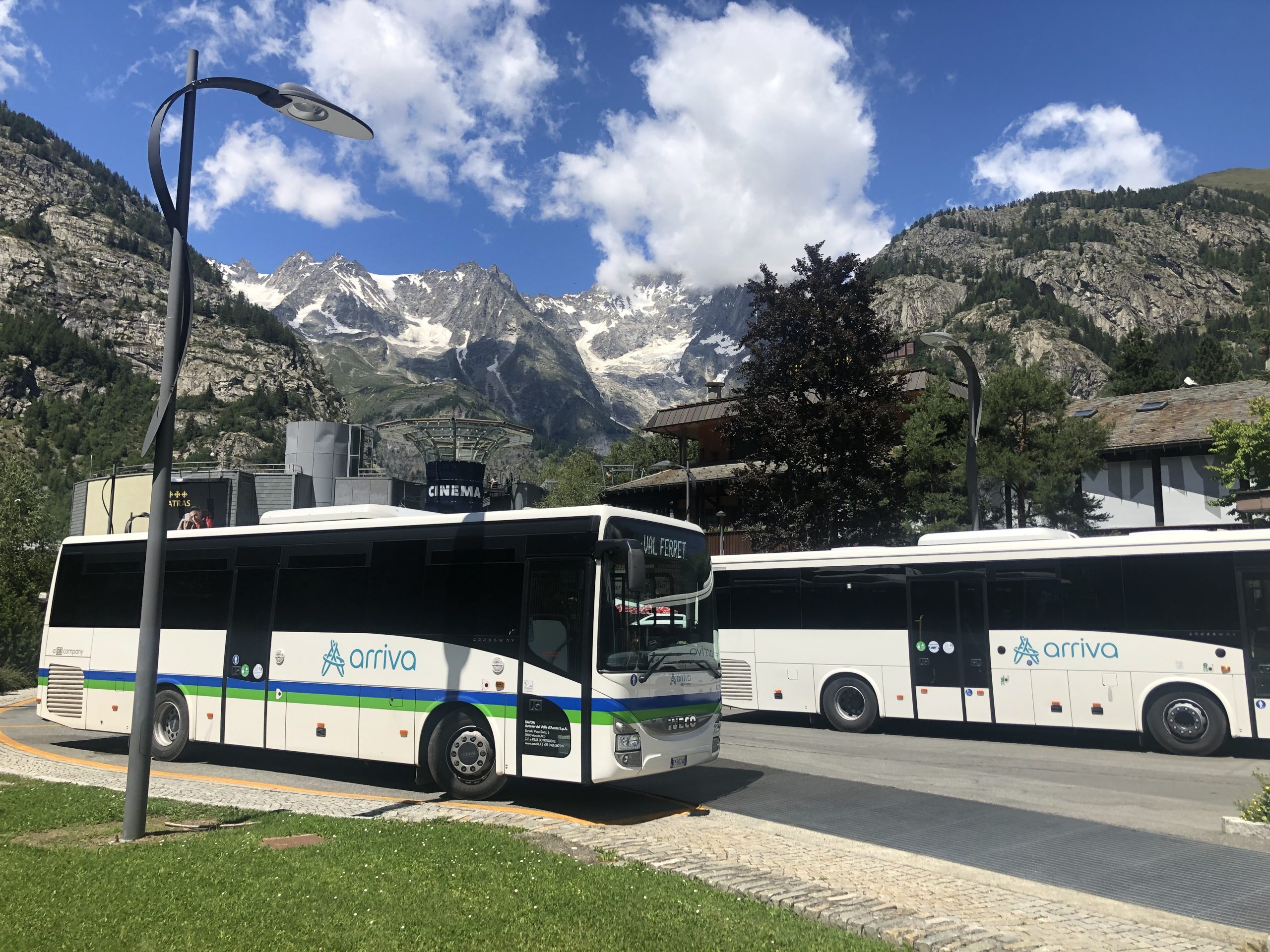 Due autobus Arriva parcheggiati