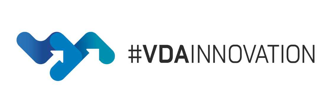 Logo composto da due vette stilizzate blu e azzurre con frecce bianche rivolte verso l'alto, affiancato dall'hashtag "#VDAINNOVATION".