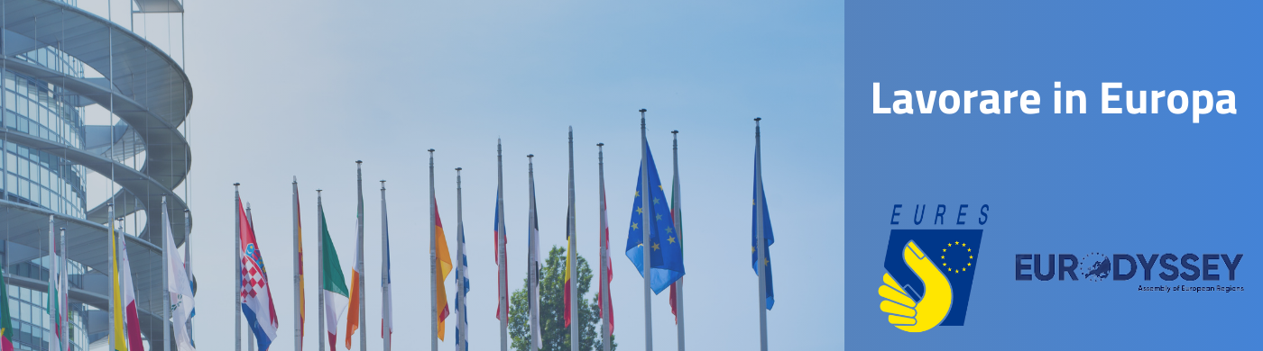 l'immagine raffigura il parlamento europeo con le bandiere e il logo eures eurodyssee