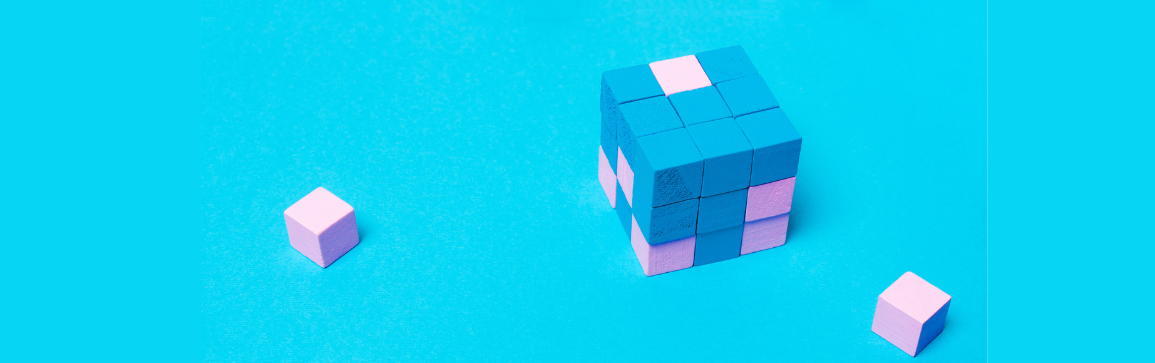 sfondo azzurro, cubo simile al "cubo di rubik" blu e rosa